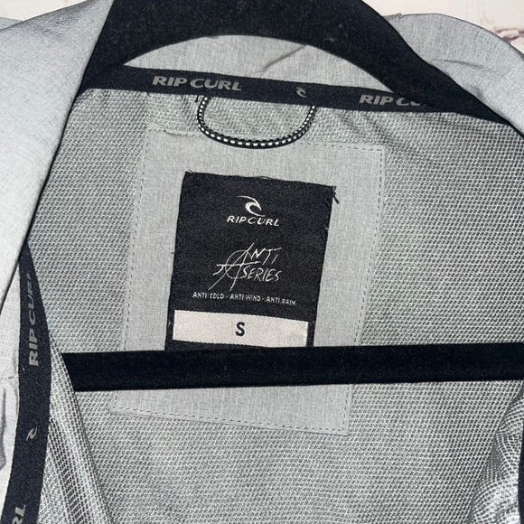 ✨Rip Curl Anti Series Grey Hooded Jacket Mens Small Lightweight Wind Rain Coat - Picture 5 of 6